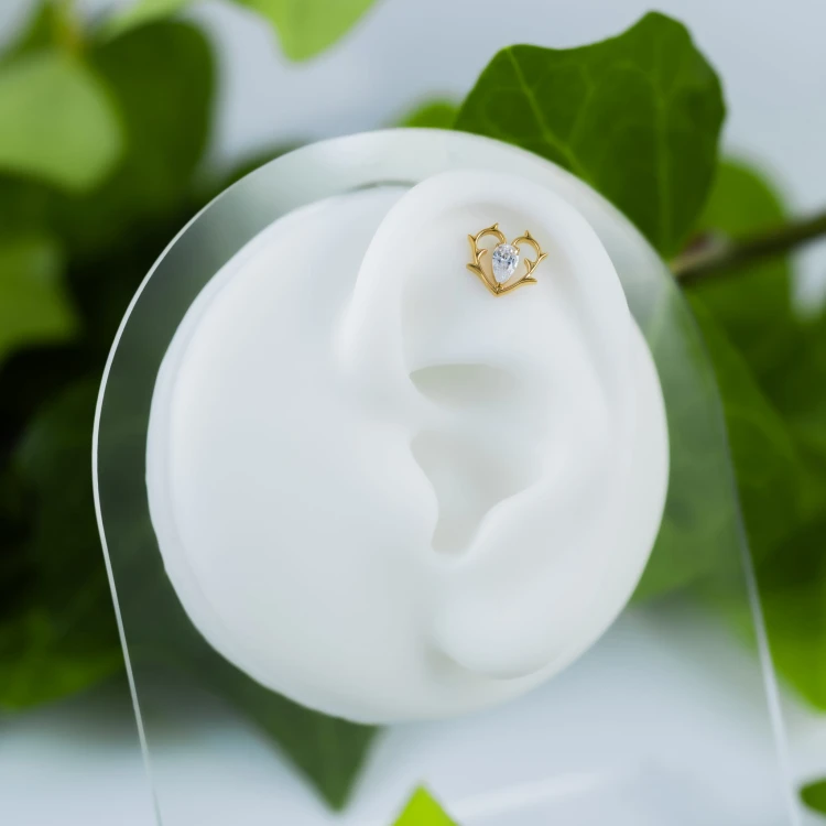 Tytanowy złoty labret w serce z cyrkonią na środku