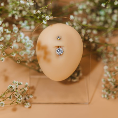 Tytanowy złoty kolczyk do pępka w kształcie kwiatka