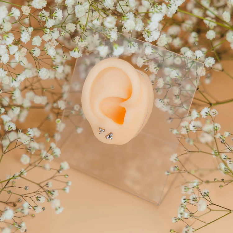 Tytanowy srebrny labret w trójkątny kwiat