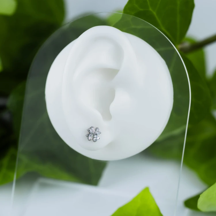 Tytanowy labret czterolistna koniczyna z cyrkoniami