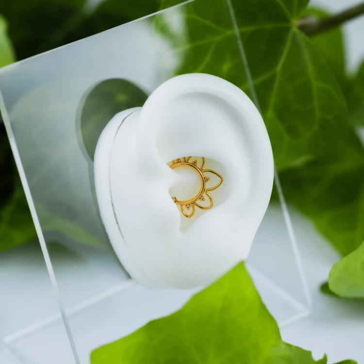 Clicker Tytanowy ZŁOTY segment ring z motywem kwiatowym