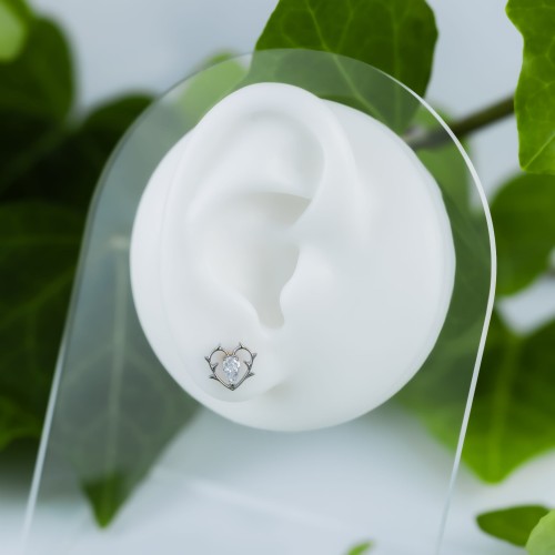 Tytanowy labret w serce z cyrkonią na środku