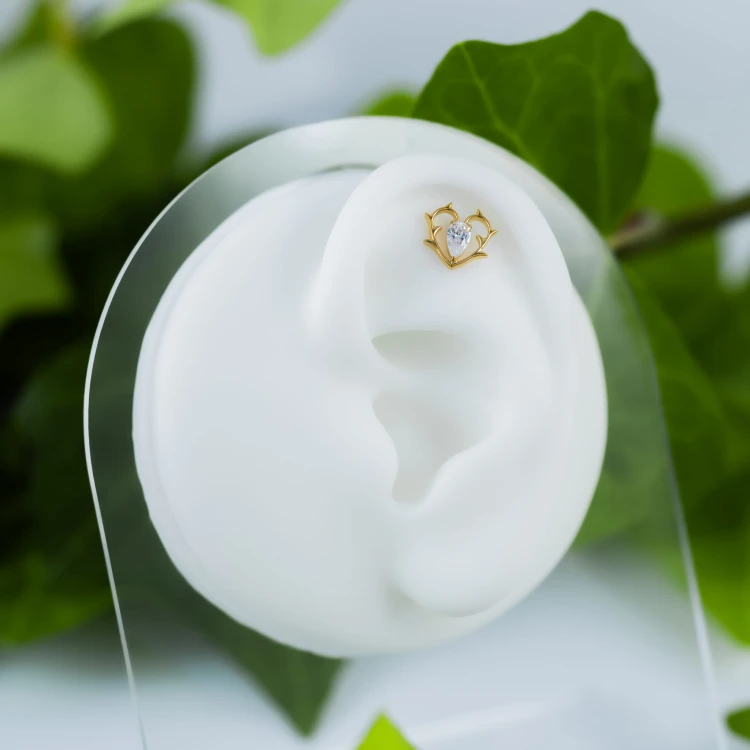 Tytanowy złoty labret w serce z cyrkonią na środku