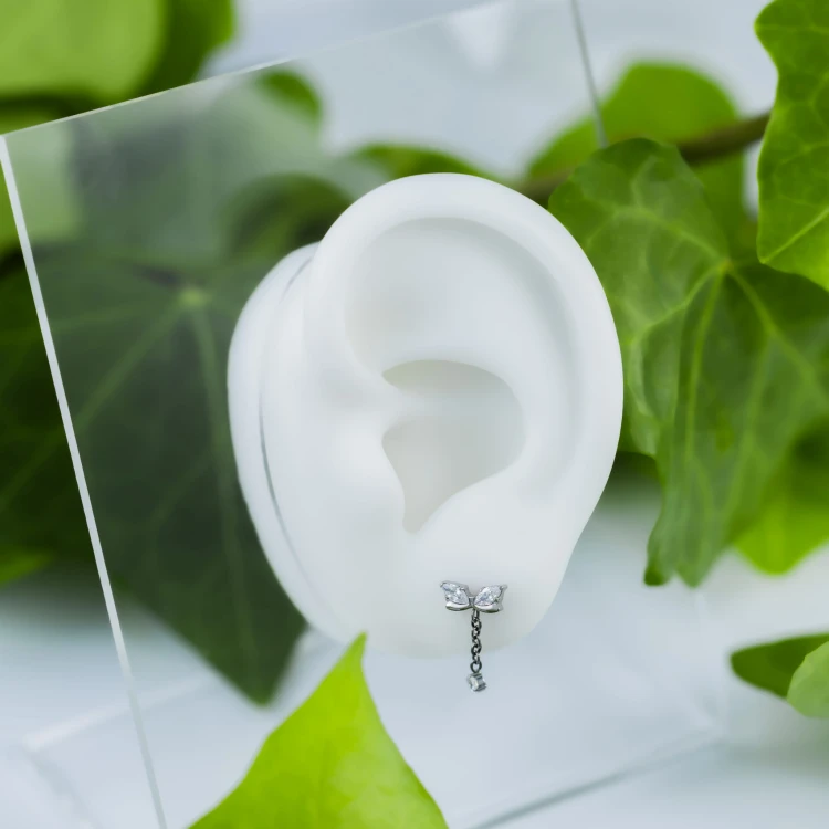 Tytanowy labret z zwisającą cyrkonią