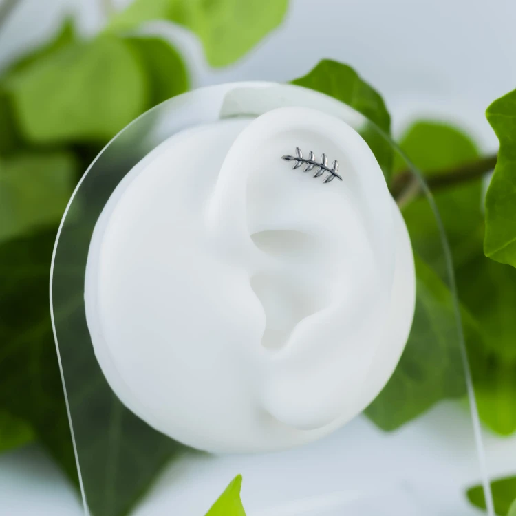 Tytanowy srebrny labret w kształcie gałązki