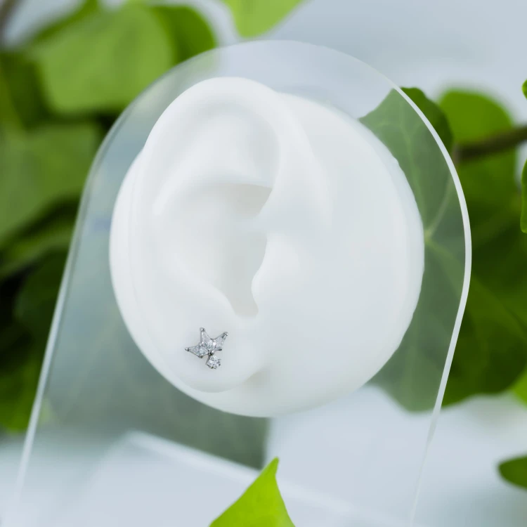 Tytanowy labret z geometryczną gwiazdą