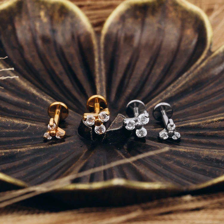 Tytanowy srebrny labret w trójkątny kwiat
